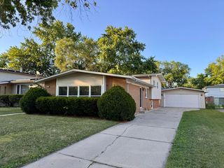 900 W Strieff Lane, Glenwood, IL 60425