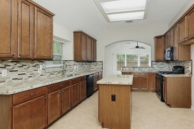 23 Lamps Glow Place, The Woodlands, TX 77382