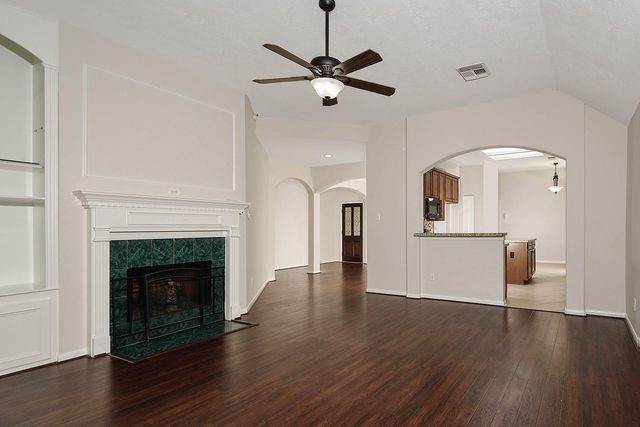 23 Lamps Glow Place, The Woodlands, TX 77382