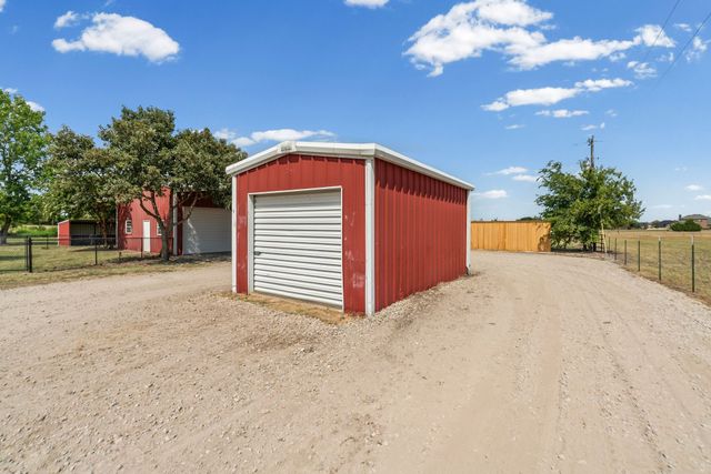 627 County Road 4445, Trenton, TX 75490