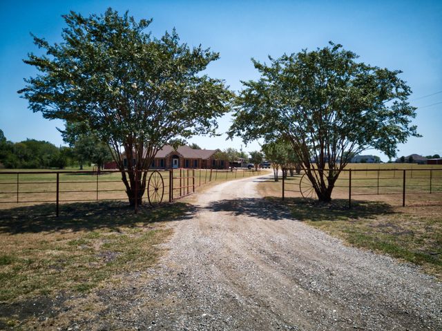 627 County Road 4445, Trenton, TX 75490
