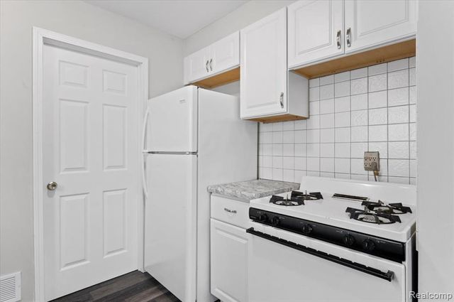 22417 Maxine Street, Saint Clair Shores, MI 48080