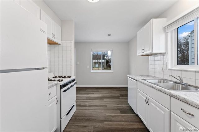 22417 Maxine Street, Saint Clair Shores, MI 48080