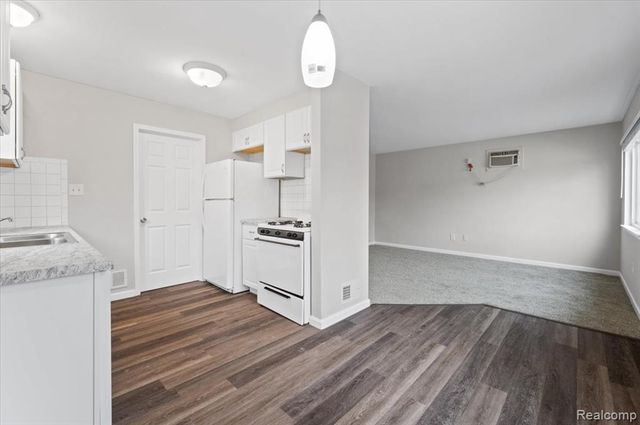 22417 Maxine Street, Saint Clair Shores, MI 48080