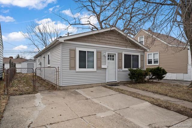 22417 Maxine Street, Saint Clair Shores, MI 48080
