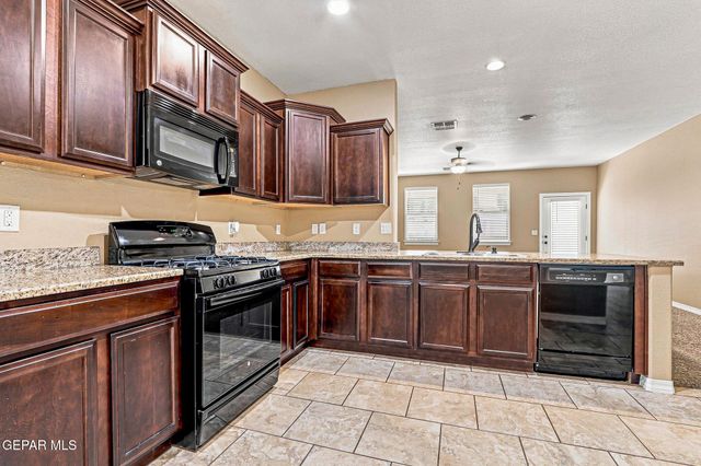 2064 ROBERT MINNIE, El Paso, TX 79938