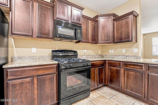 2064 ROBERT MINNIE, El Paso, TX 79938