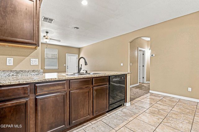 2064 ROBERT MINNIE, El Paso, TX 79938