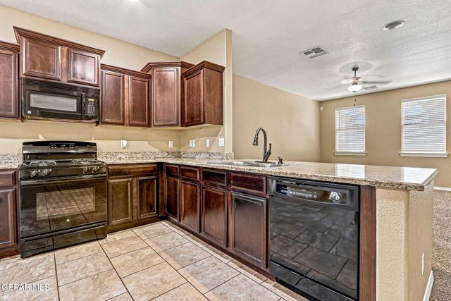 2064 ROBERT MINNIE, El Paso, TX 79938