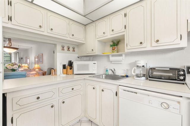 1040 Country Club Drive 208, Margate, FL 33063