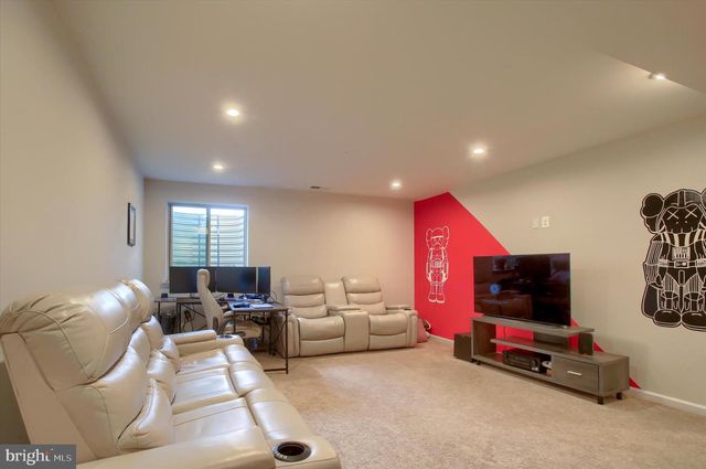 4264 SECRETARIAT ST., Harrisburg, PA 17112