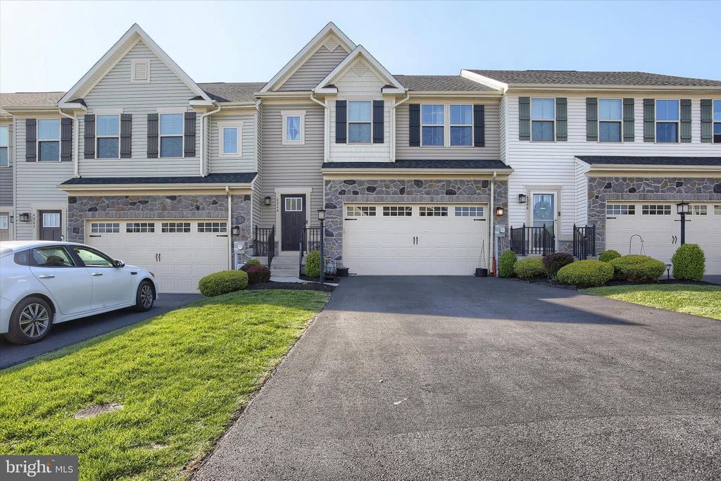 4264 SECRETARIAT ST., Harrisburg, PA 17112