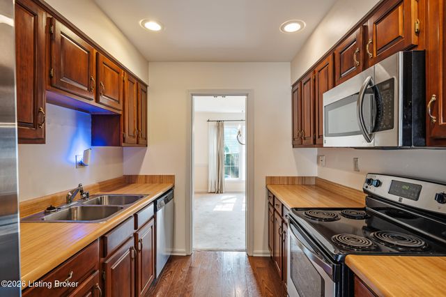 1029 Burning Springs Cir, Louisville, KY 40223