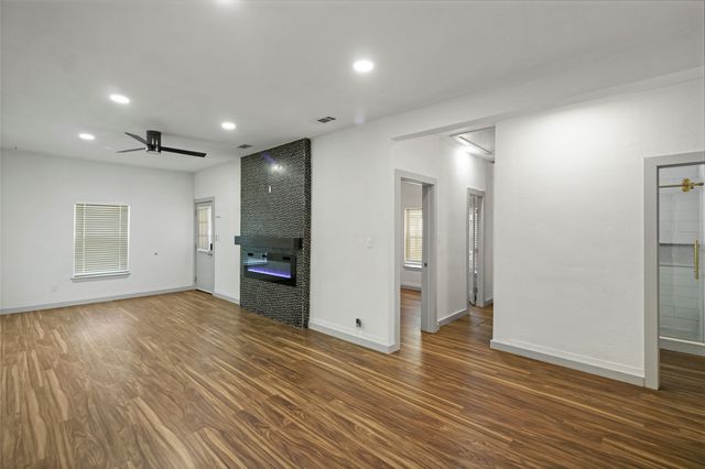 2452 W Brooklyn Avenue, Dallas, TX 75211