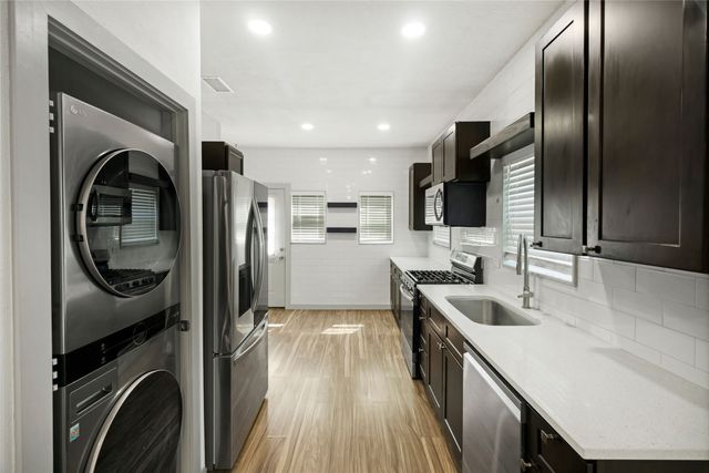 2452 W Brooklyn Avenue, Dallas, TX 75211