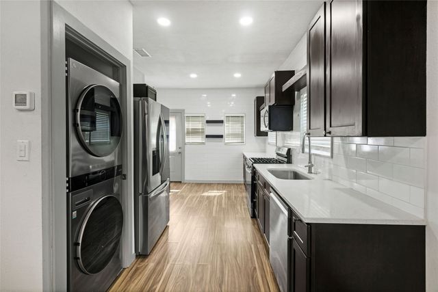 2452 W Brooklyn Avenue, Dallas, TX 75211