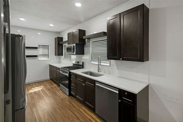 2452 W Brooklyn Avenue, Dallas, TX 75211