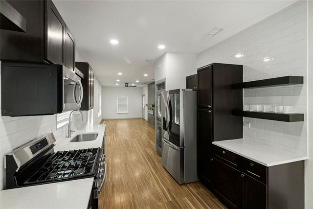 2452 W Brooklyn Avenue, Dallas, TX 75211