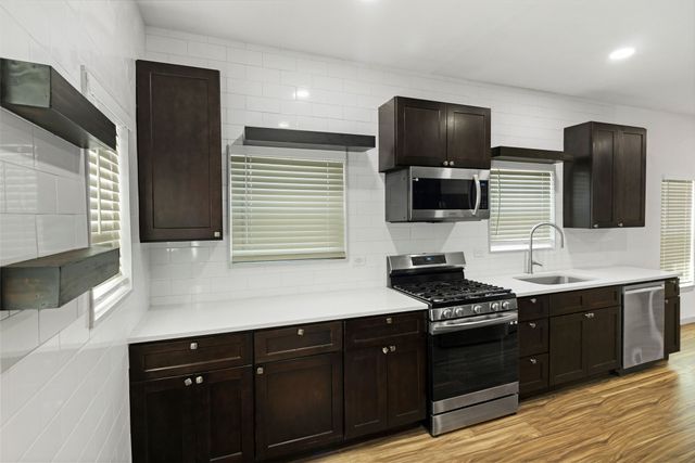 2452 W Brooklyn Avenue, Dallas, TX 75211