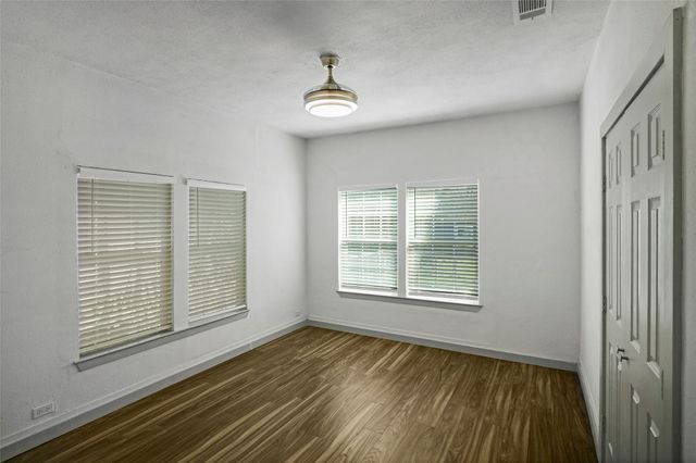 2452 W Brooklyn Avenue, Dallas, TX 75211