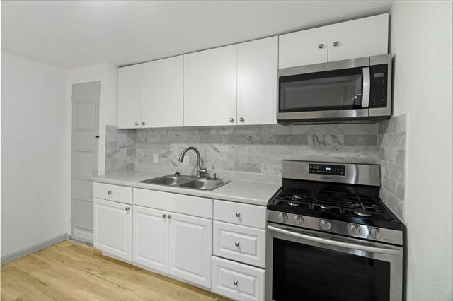 2452 W Brooklyn Avenue, Dallas, TX 75211