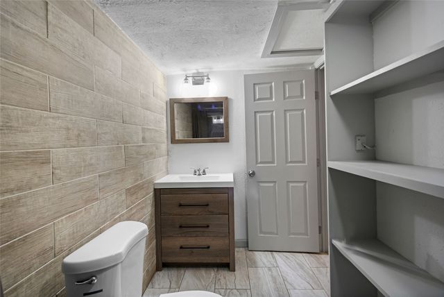 2452 W Brooklyn Avenue, Dallas, TX 75211