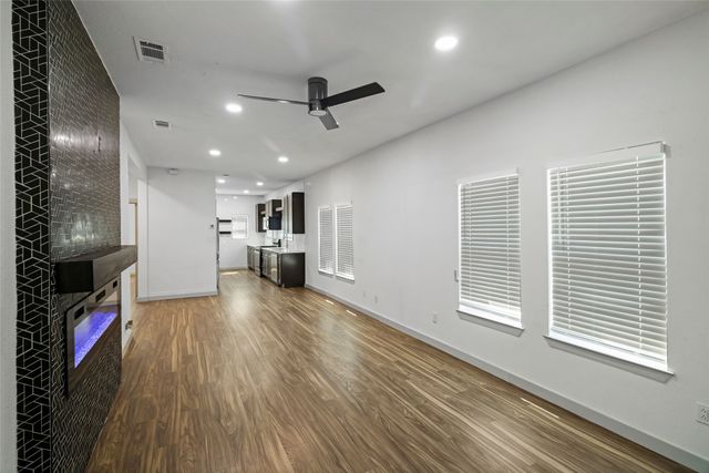 2452 W Brooklyn Avenue, Dallas, TX 75211