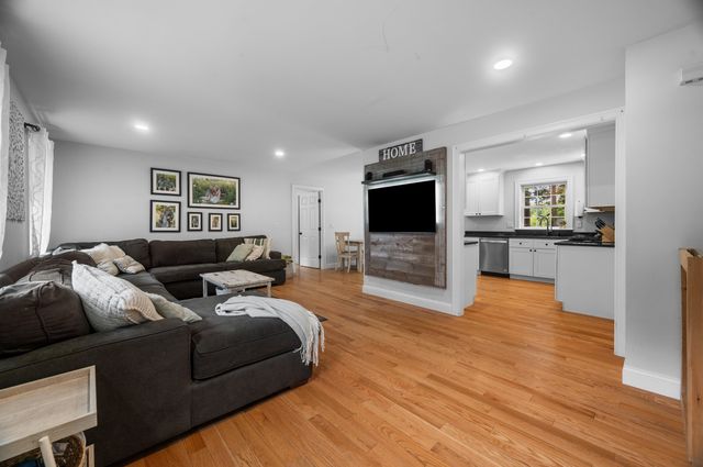 34 Crawley Falls Road, Brentwood, NH 03833