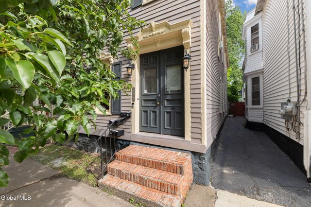 134 Front Street, Schenectady, NY 12305