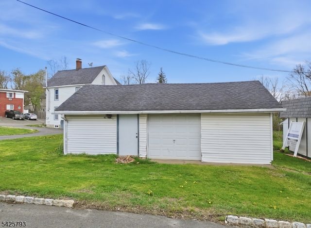10 Brighton Ave, Andover Boro, NJ 07821