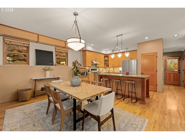 3464 Nw SAVIER St, Portland, OR 97210