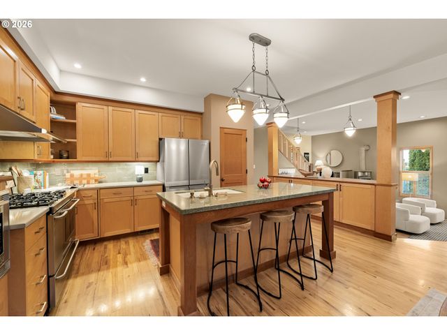 3464 Nw SAVIER St, Portland, OR 97210