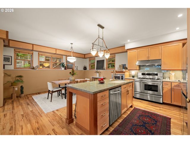 3464 Nw SAVIER St, Portland, OR 97210