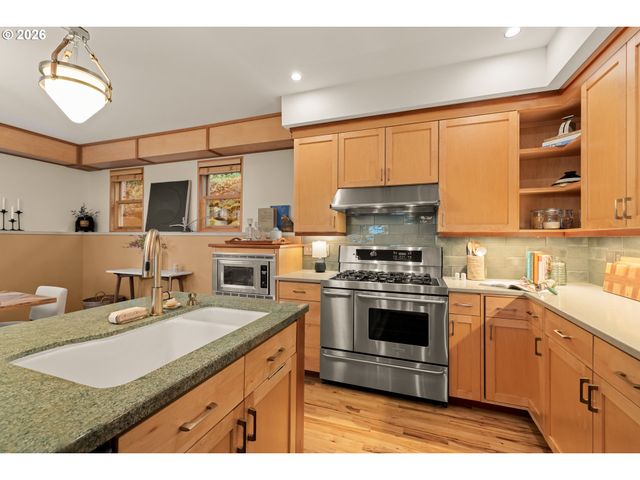 3464 Nw SAVIER St, Portland, OR 97210