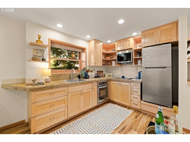 3464 Nw SAVIER St, Portland, OR 97210