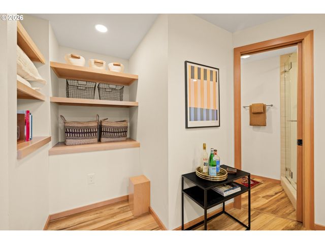 3464 Nw SAVIER St, Portland, OR 97210