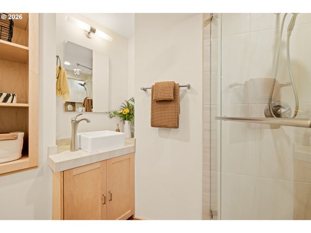 3464 Nw SAVIER St, Portland, OR 97210