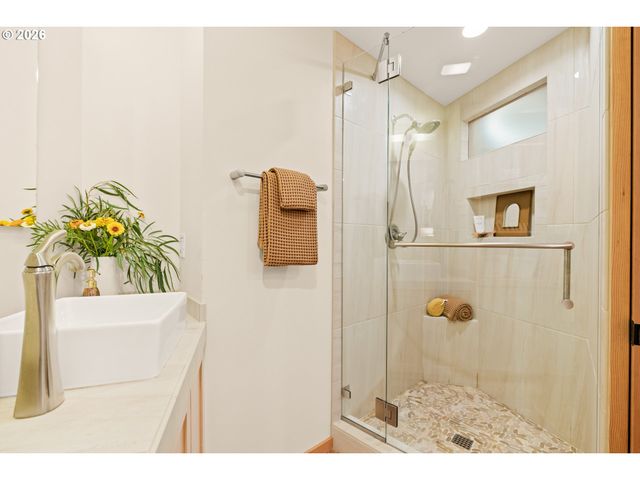 3464 Nw SAVIER St, Portland, OR 97210