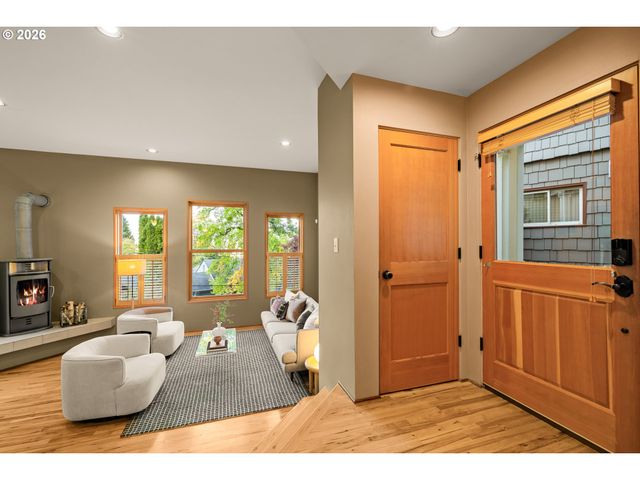 3464 Nw SAVIER St, Portland, OR 97210