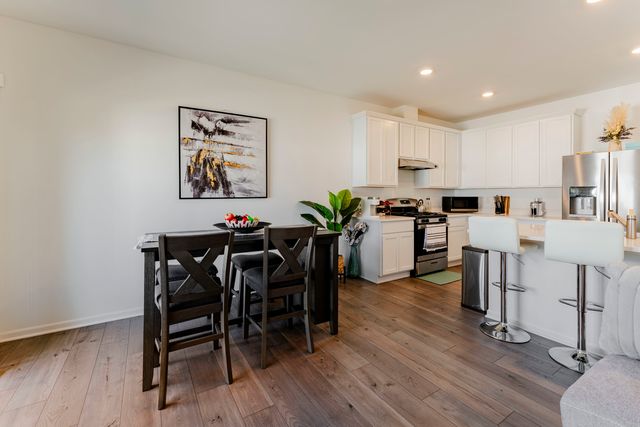 482 Comstock Rd Road, South Elgin, IL 60177