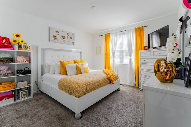 482 Comstock Rd Road, South Elgin, IL 60177