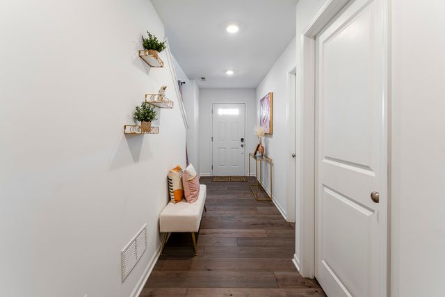 482 Comstock Rd Road, South Elgin, IL 60177