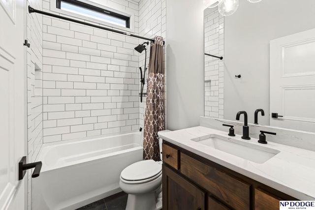 21814 H Street, Omaha, NE 68022