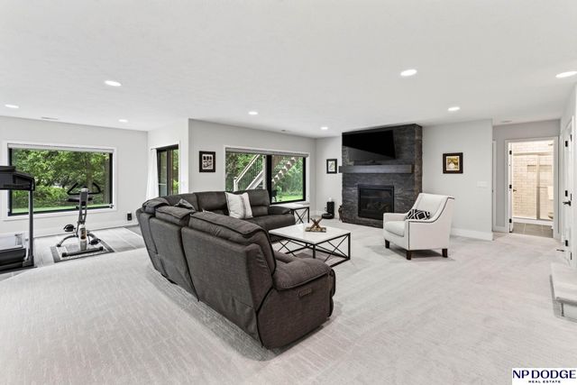 21814 H Street, Omaha, NE 68022