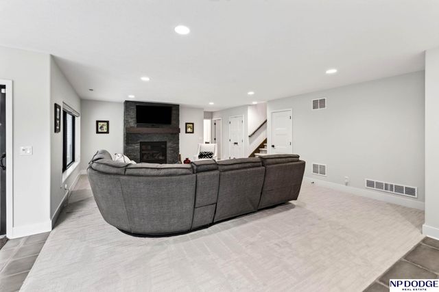 21814 H Street, Omaha, NE 68022