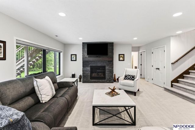 21814 H Street, Omaha, NE 68022