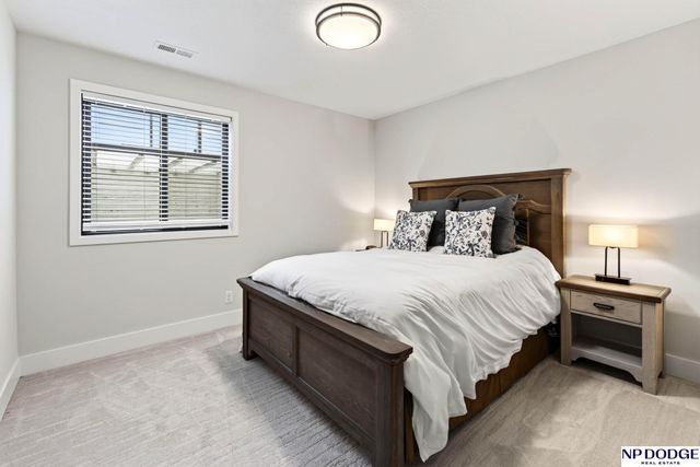 21814 H Street, Omaha, NE 68022