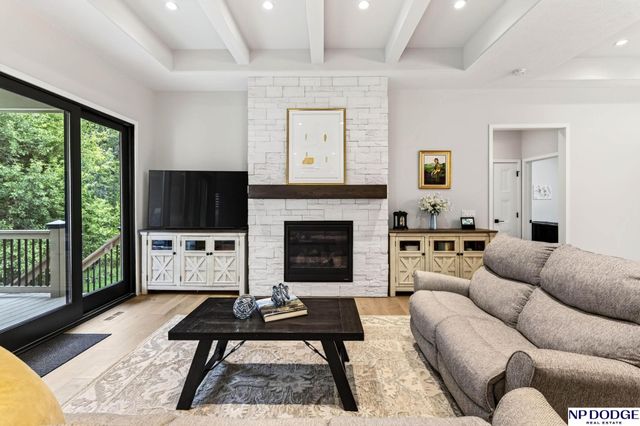 21814 H Street, Omaha, NE 68022