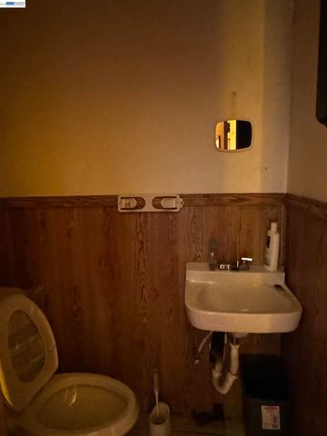 1124 63rd Street, Oakland, CA 94608