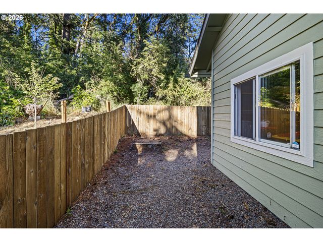 2533 MOON MOUNTAIN Dr, Eugene, OR 97403